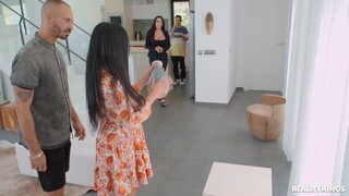 Obejrzyj  House Hunting Leads to Brunette Fucking  na GEEZ.TUBE - najlepsze filmy