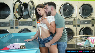 Mae Milano Gets Fucked Hard in the Laundromat - porno gratis en GEEZ.TUBE
