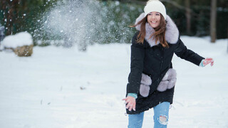 Watch Brunette's Snowy Blowjob on GEEZ.TUBE - the best videos